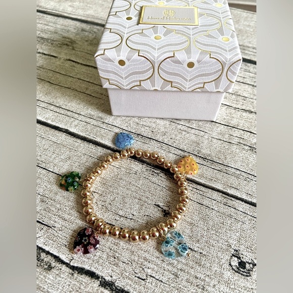 New in box. Stretchy beaded bracelet with 5 millefiori heart charms in colors - Picture 3 of 16